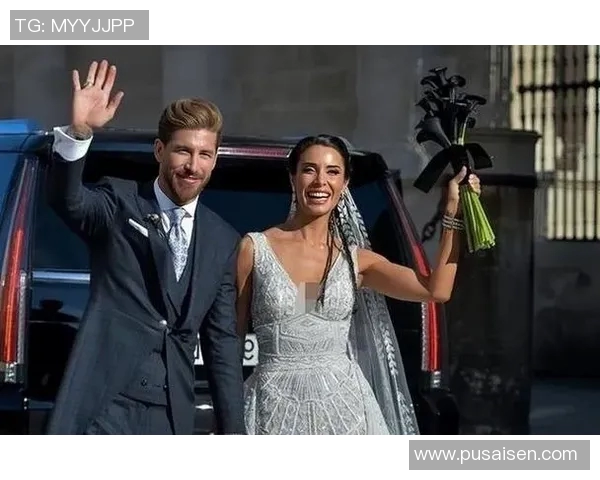 足球明星亲吻戒指的浪漫瞬间与背后的爱情故事